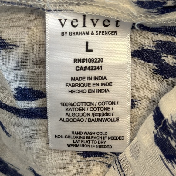 Velvet by Graham & Spencer Stella Ikat Print Blouse Size Large Blue & White - Picture 8 of 9